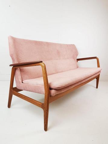 Vintage bovenkamp bank roze nieuw gestoffeerd beschikbaar voor biedingen