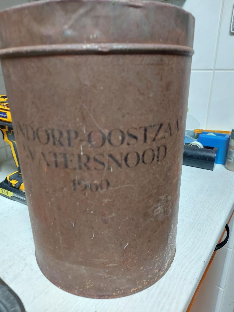 Metalen bus. herinnering watersnood Tuindorp Oostzaan 1960, Ophalen, Overige materialen, Nederland