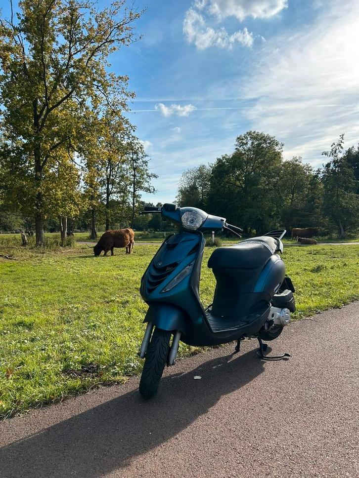 Nette Piaggio Zip // geel kenteken, Fietsen en Brommers, Scooters | Piaggio, Zo goed als nieuw, Zip, Benzine, Ophalen