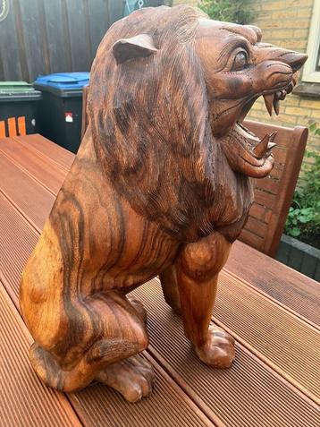 houten leeuw 52 cm hoog  beschikbaar voor biedingen