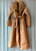 Lange beige trenchcoat met vossenkraag, voering uit opossum, Ophalen of Verzenden, Zo goed als nieuw, Maat 46/48 (XL) of groter