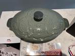Nieuwe Staub ovale ovenschaal met deksel 23 cm eucalyptus, Gietijzer, Nieuw, Ophalen of Verzenden, Staub