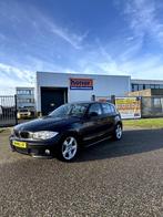 BMW 1-Serie 1.6 116I 2005 Zwart - APK TOT 17-10-2025, Auto's, 1596 cc, Zwart, 4 cilinders, Parkeersensor