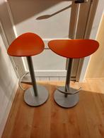 2 Oranje Krukken met Voetsteun, Huis en Inrichting, 2 krukken, Ophalen, Met voetsteun, 60 tot 90 cm