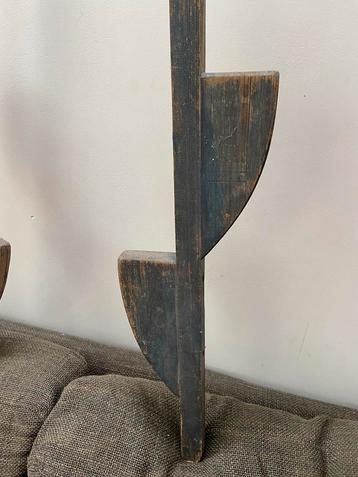 Oude houten steltlopers beschikbaar voor biedingen