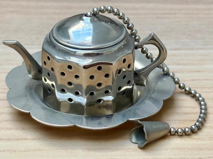 Thee-ei in de vorm van een theepotje, Huis en Inrichting, Keuken | Keukenbenodigdheden, Gebruikt, Ophalen of Verzenden