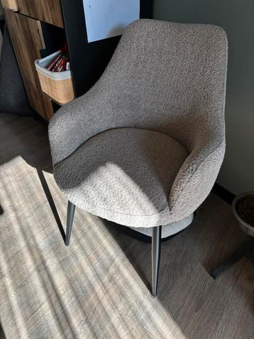 Stoel in de kleur taupe beschikbaar voor biedingen