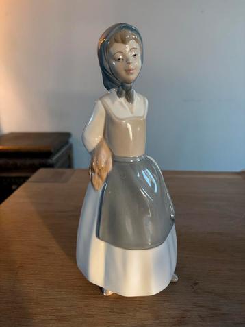 lief spaans beeld porceval ruim 25 cm meisje met schort  beschikbaar voor biedingen