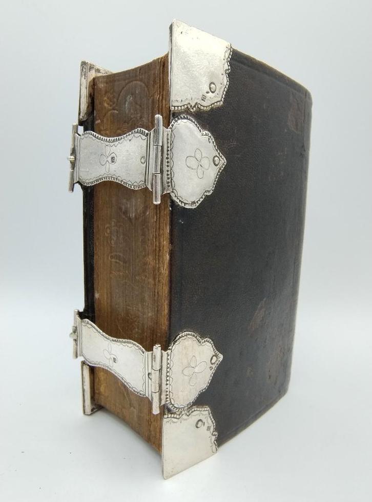 Bijbel met zilveren sloten , E. Wientjes uit Ootmarsum, 1831, Antiek en Kunst, Antiek | Boeken en Bijbels, Verzenden