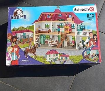 Ontzettend veel Schleich spullen. Manege, dierenarts, douche beschikbaar voor biedingen