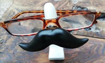 Brillenhouder. Monsieur met snor van La Chaise Longue.  beschikbaar voor biedingen