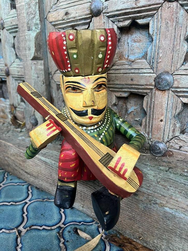 India houtsnijwerk beeld massief indiase man gitaar, Huis en Inrichting, Woonaccessoires | Overige, Zo goed als nieuw, Ophalen of Verzenden