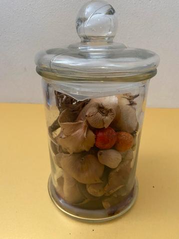 Vintage glazen voorraadpot met potpourri beschikbaar voor biedingen