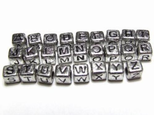 Zilverkleurige kubus letterkralen met zwarte opdruk (75 st.), Hobby en Vrije tijd, Kralen en Sieraden maken, Nieuw, Kraal, Verzenden
