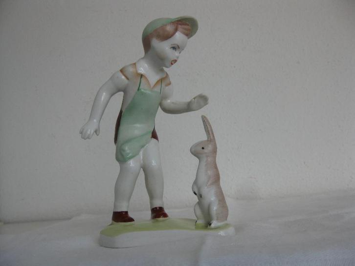 A. Quincum, Budapest. Jongetje met haas., Verzamelen, Beelden en Beeldjes, Zo goed als nieuw, Mens, Ophalen of Verzenden