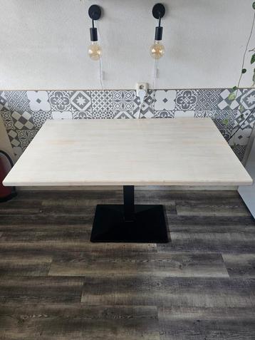 Eetkamertafel met zware metalen voet. beschikbaar voor biedingen