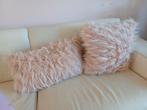 Twee roze fluffy kussens, Huis en Inrichting, Woonaccessoires | Kussens, Rechthoekig, Roze, Zo goed als nieuw, Ophalen