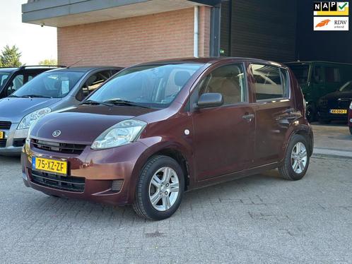 Daihatsu Sirion 2 1.0-12V Premium AIRCO, APK, NAP!, Auto's, Daihatsu, Te koop, Sirion, ABS, Airbags, Airconditioning, Centrale vergrendeling