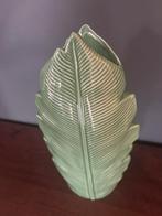Groene keramische vaas in bladmotief, Aardewerk of Porselein, Ophalen of Verzenden, Zo goed als nieuw, Minder dan 50 cm