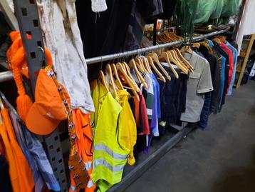 Tassen, sjaals & themakleding – Kringloop Malden beschikbaar voor biedingen