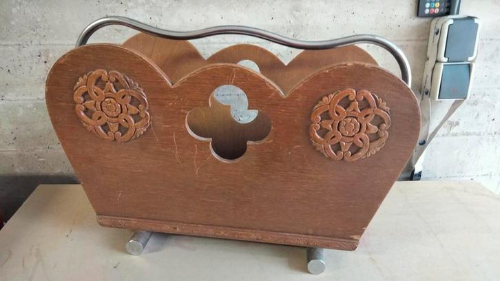Brocante houten lektuurbak met chromen hengsel en poten, Huis en Inrichting, Woonaccessoires | Krantenbakken en Lectuurbakken