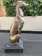statig bronzen hond whippet greyhound windhond op marmer, Ophalen of Verzenden