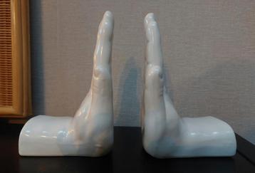 Prachtige sculpturale boekensteunen wit geglazuurd keramiek beschikbaar voor biedingen