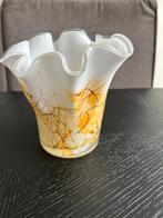 Witte vaas met gele accenten, Huis en Inrichting, Woonaccessoires | Vazen, Wit, Ophalen of Verzenden, Minder dan 50 cm, Glas