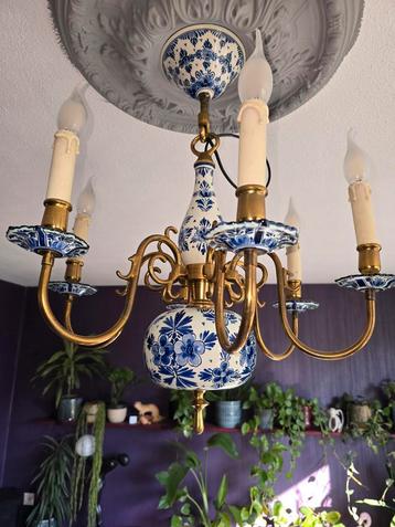 Zes arms Delfts aardewerk en messing bolkroon lamp beschikbaar voor biedingen