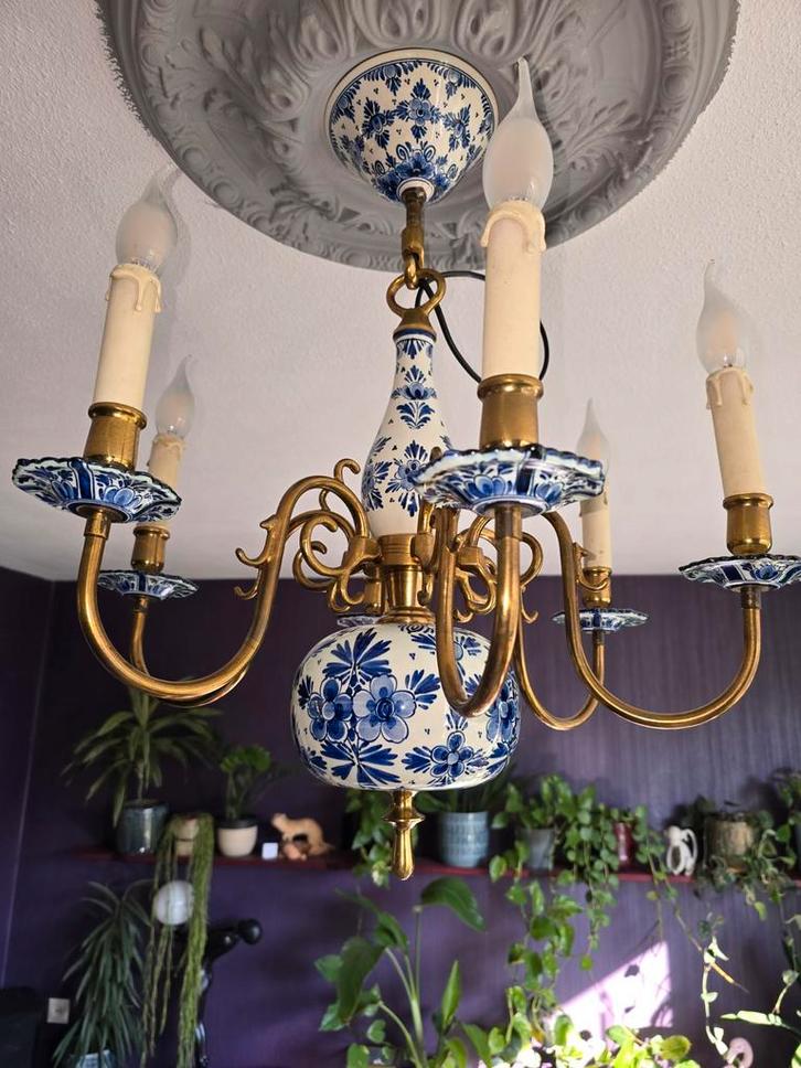 Zes arms Delfts aardewerk en messing bolkroon lamp, Huis en Inrichting, Lampen | Kroonluchters, Zo goed als nieuw, Metaal, Ophalen