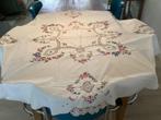 tafelkleed geborduurd   1.60 m. doorsnede, Huis en Inrichting, Tafelkleden, Ophalen of Verzenden, Zo goed als nieuw, Rond