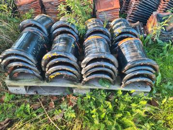 500 zwarte dakpannen + 34 nokvorsten R Vermeulen en Zn : beschikbaar voor biedingen
