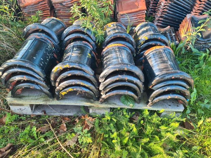 500 zwarte dakpannen + 34 nokvorsten R Vermeulen en Zn :, Doe-het-zelf en Verbouw, Dakpannen en Dakbedekking, Gebruikt, Dakpannen