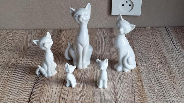 Mooie Vintage Katten Poezen Beeldjes Wit Porselein 5 Stuks, Verzamelen, Beelden en Beeldjes, Gebruikt, Dier, Verzenden