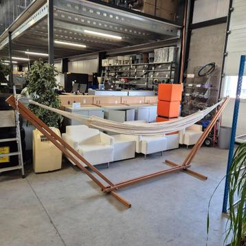 Stevige hangmat met hardhouten zware latten  beschikbaar voor biedingen