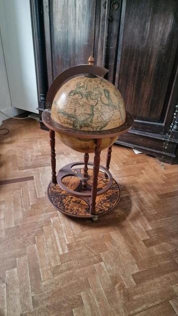 Globe bar, wereldbol bar beschikbaar voor biedingen