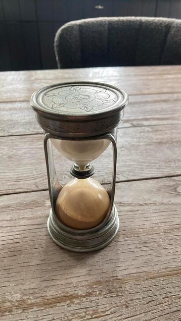 Zandloper van 95% tin en glas beschikbaar voor biedingen