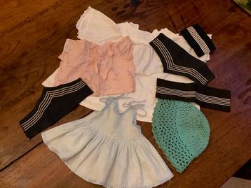 Oude , antieke poppenkleertjes beschikbaar voor biedingen