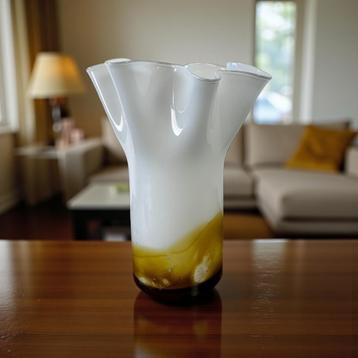 Vintage 'ruffled' vaas / decoratie beschikbaar voor biedingen