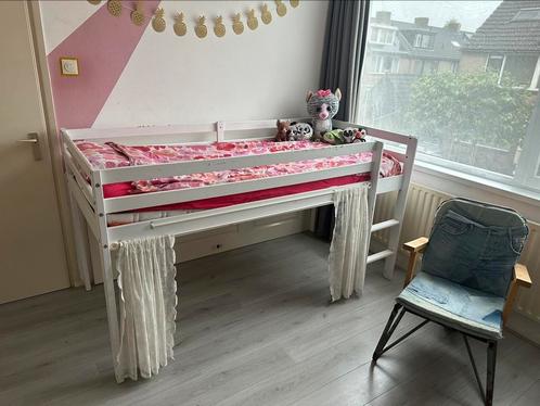 Half hoogslaper, wit van sterke kwaliteit., Kinderen en Baby's, Kinderkamer | Stapelbedden en Hoogslapers, Gebruikt, Halfhoogslaper