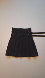 Preppy zwarte rok met plooien en riempjes – als nieuw, Maat 38/40 (M), Zwart, Ophalen of Verzenden, Boven de knie