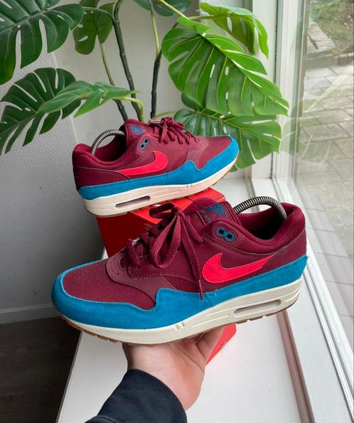 Nike Air Max 1 Team Red Green Abyss, Kleding | Heren, Schoenen, Zo goed als nieuw, Sneakers of Gympen, Overige kleuren, Verzenden
