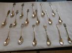 17 lepeltjes met afb van steden of onderwerpen, Antiek en Kunst, Antiek | Bestek, Ophalen of Verzenden