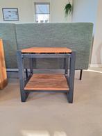 Teakhouten bijzettafel met zwart stalen frame, Huis en Inrichting, Tafels | Bijzettafels, Ophalen, Minder dan 45 cm, Minder dan 55 cm