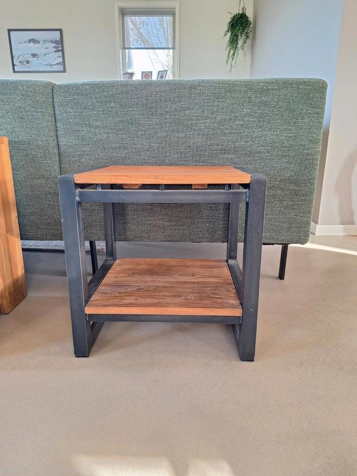 Teakhouten bijzettafel met zwart stalen frame, Huis en Inrichting, Tafels | Bijzettafels, Gebruikt, Vierkant, Minder dan 45 cm