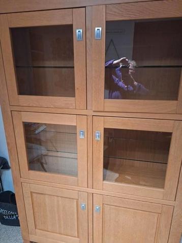 Licht eiken vitrine kast beschikbaar voor biedingen
