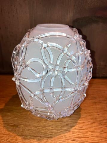 Antieke Glazen Vaas met Netwerk Design beschikbaar voor biedingen