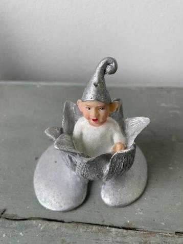 Kerstversiering. Versiering kerst Elf in bloem. Zilver.   beschikbaar voor biedingen