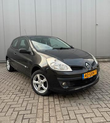 ✅ Renault Clio 1.2 16V 75 pk 3D 2008 Zwart, Airco, New APK beschikbaar voor biedingen