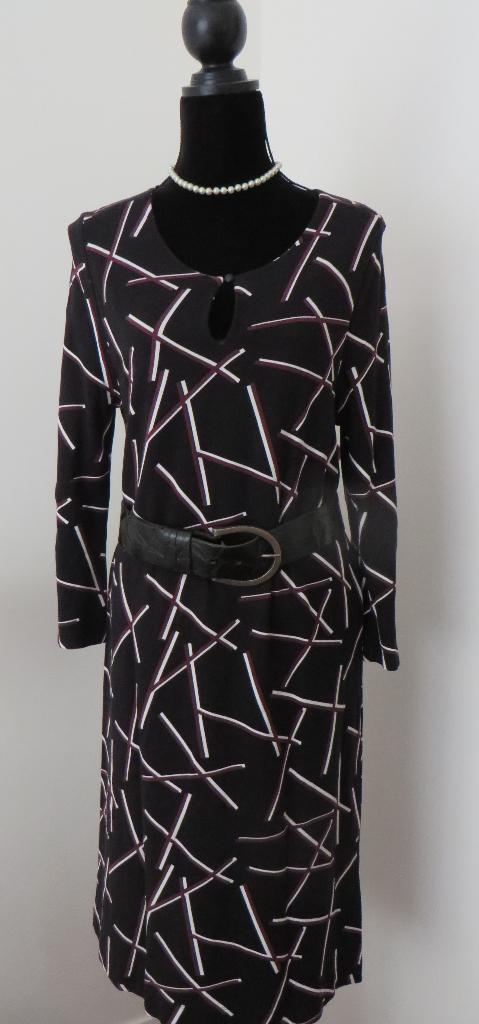 CLAUDIA STRÄTER I Leuk Jurkje I Maat 42 I Mooi dessin, Kleding | Dames, Jurken, Zo goed als nieuw, Maat 42/44 (L), Zwart, Knielengte